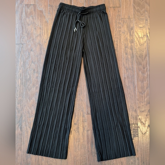 Black Wide-Leg Pleated Pants - Picture 2 of 10